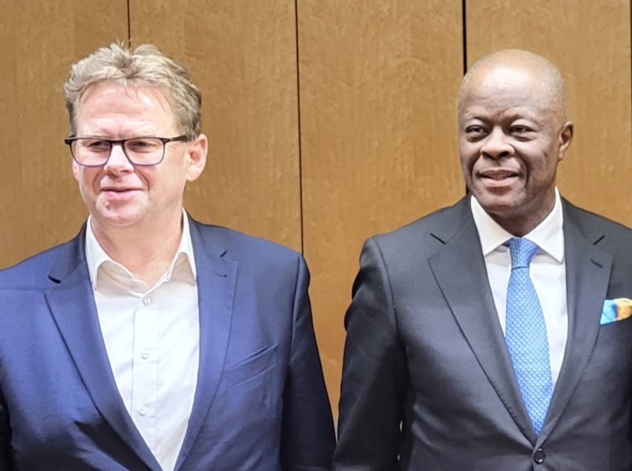 Carl Heinrich Bruhn mit Nigerias Finanzminister Wale Edun