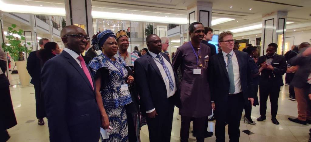 Carl Heinrich Bruhn und Tonye Cole mit der nigerianischen Delegation beim CwA